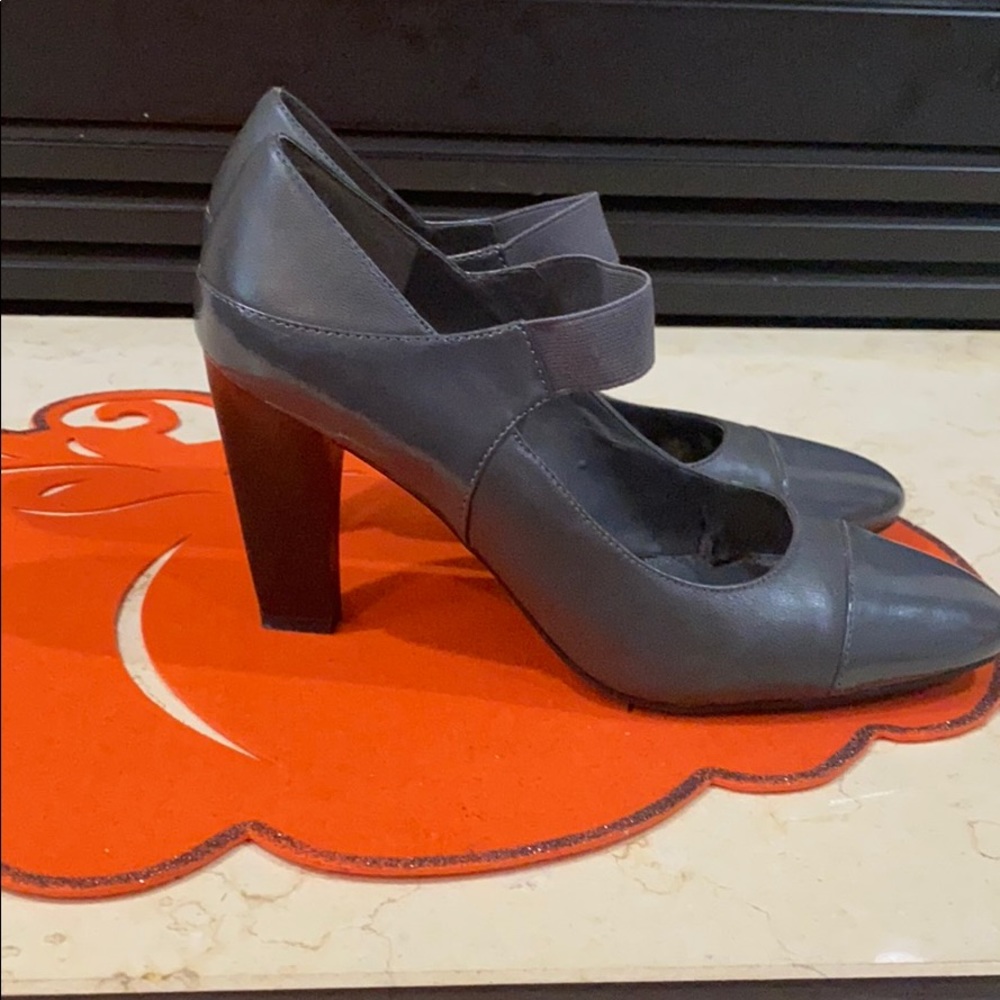 Simply Vera Vera Wang Gray baby doll heels